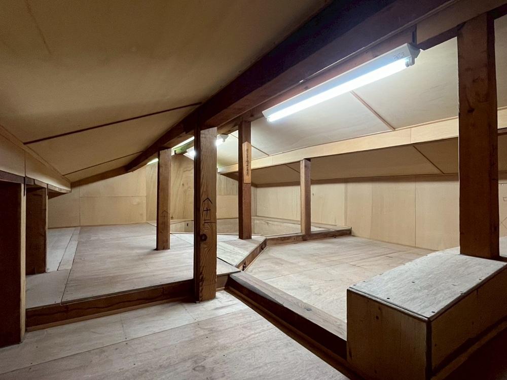 京都市右京区嵯峨二尊院門前善光寺山町7-23の売買物件/屋根裏も結構広い。