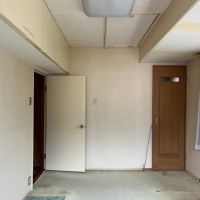 京都市右京区嵯峨二尊院門前善光寺山町7-23の売買物件/右奥のドア元々収納だったところにトイレを新設してあります。この部屋のクロスは一部剥がしてあります。