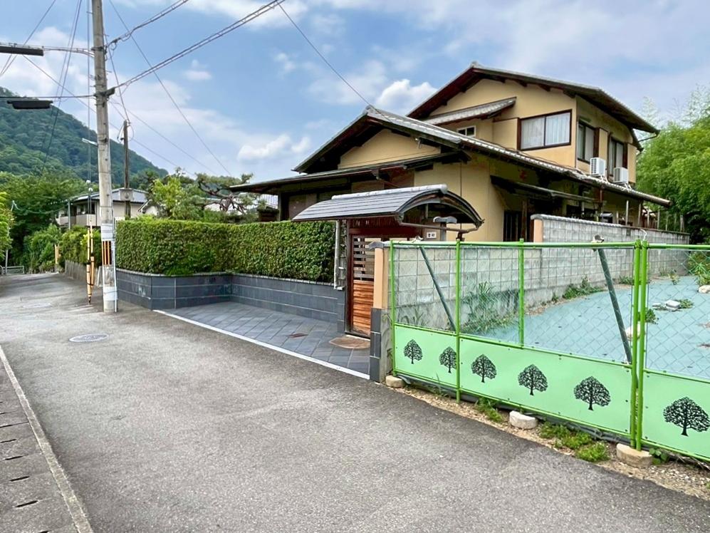 京都市右京区嵯峨二尊院門前善光寺山町7-23の売買物件/東隣は空地で、北側には竹藪、西と南側には低層の隣家があります