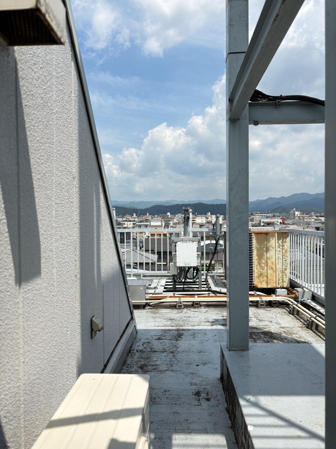 京都市左京区北白川西蔦町29の賃貸物件/屋上には設備類やアンテナがあるので、自由に移動できるスペースは間取り図から想像するよりはありません