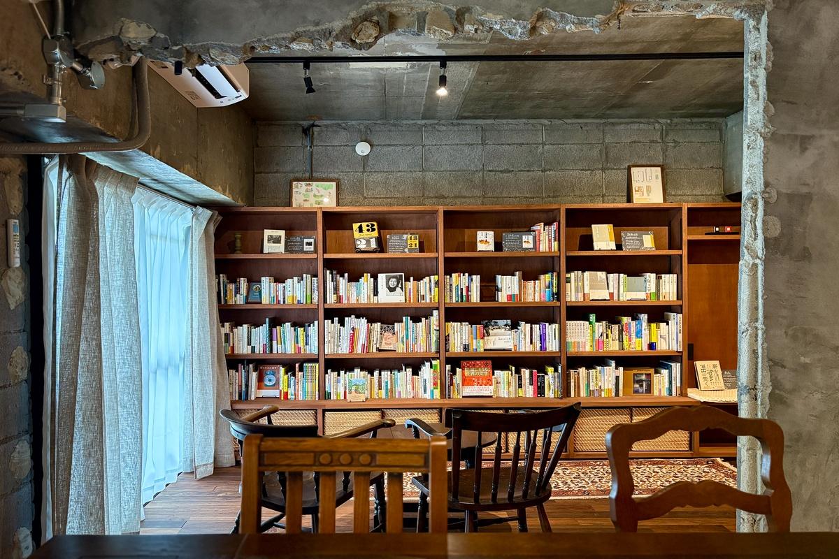 京都市北区上賀茂薮田町11-1の賃貸物件/恵文社がセレクトした本がずらり。さて今日は何を読みましょうか