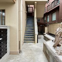 京都市北区上賀茂薮田町11-1の賃貸物件/階段の奥にはラウンジ、階段を上がると各部屋に