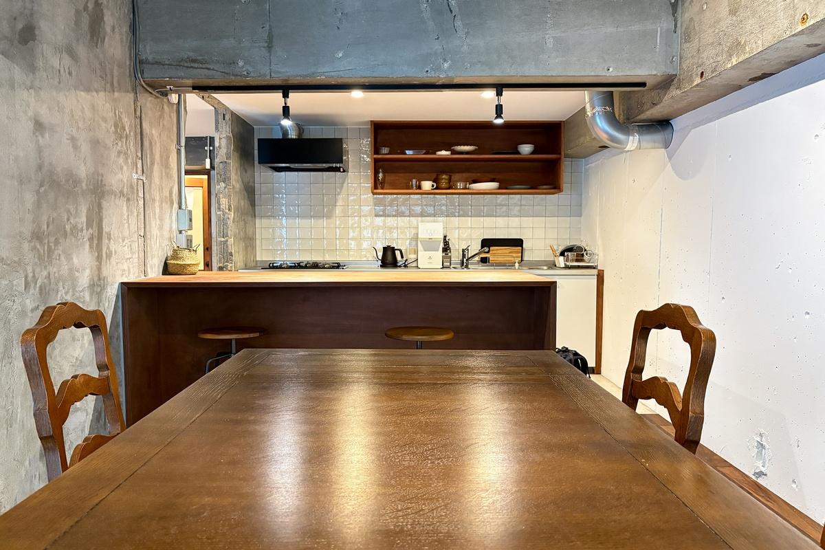 京都市北区上賀茂薮田町11-1の賃貸物件/大きなテーブルは住民同士で食卓を囲むのにも良さそう