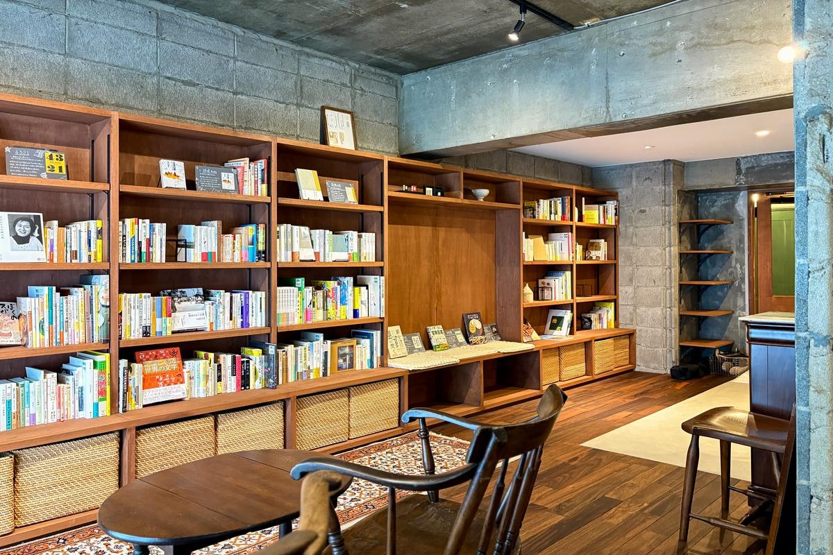 京都市北区上賀茂薮田町11-1の賃貸物件/入口ドア側の本棚には各部屋ごとの入居者専用スペースも。自分の本を並べて楽しめます