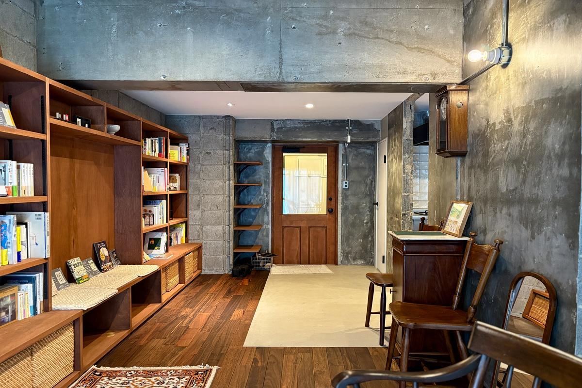 京都市北区上賀茂薮田町11-1の賃貸物件/今日はどの本を読むか、どの椅子に座るか。そんな迷いも楽しみのひとつ