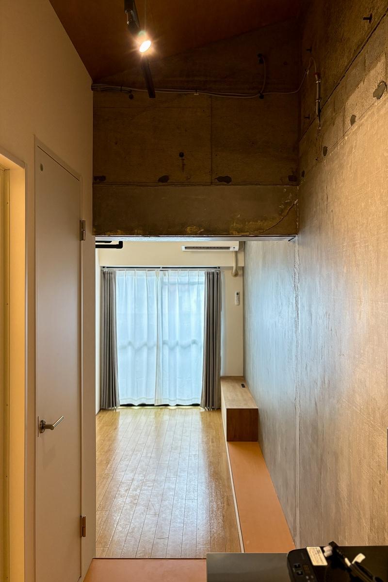 京都市北区上賀茂薮田町11-1の賃貸物件/玄関から居室まで一直線。奥まで視線が抜けます。3階はキッチン周辺の天井が高い