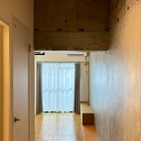 京都市北区上賀茂薮田町11-1の賃貸物件/玄関から居室まで一直線。奥まで視線が抜けます。3階はキッチン周辺の天井が高い