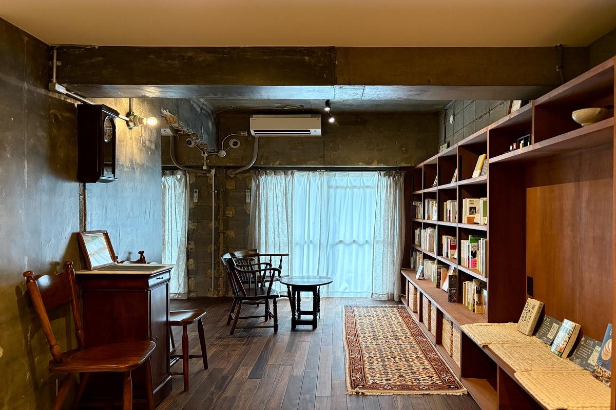 京都市北区上賀茂薮田町11-1の賃貸物件/ずらりと並ぶ本とアンティーク家具がこのラウンジの空気をつくっています