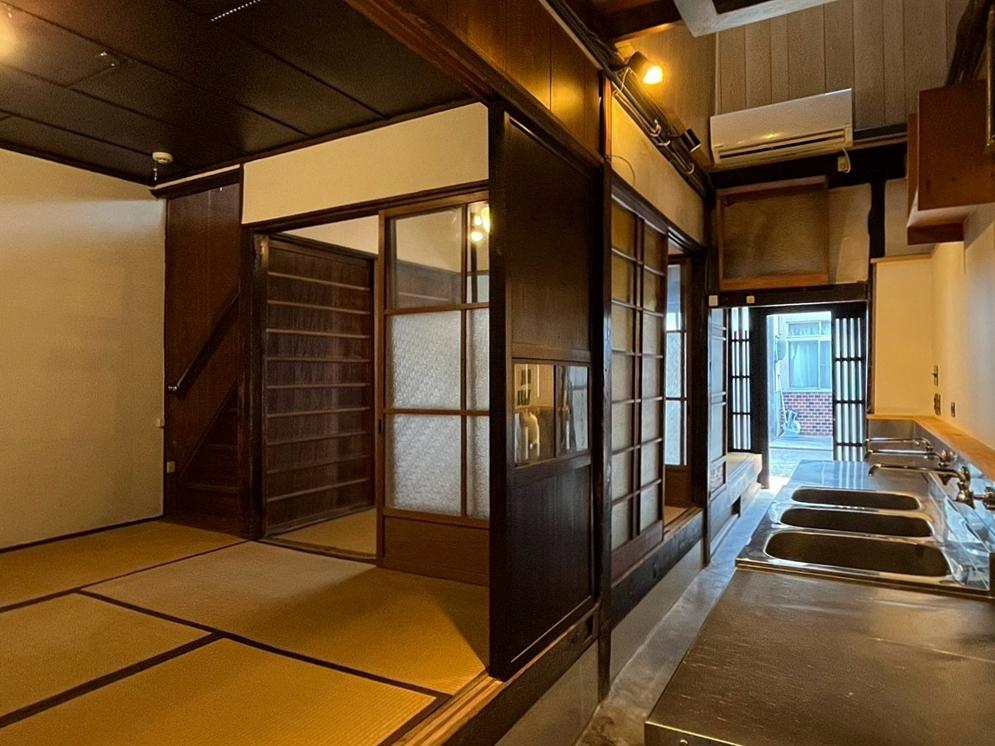 京都市上京区今出川通七本松西入真盛町726の賃貸物件/厨房用にエアコンが残っている点は嬉しい（エアコン・厨房機器は設備外）