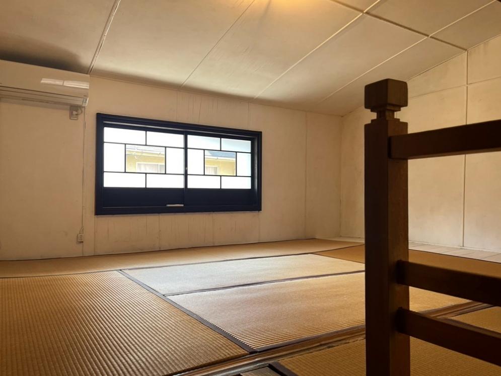 京都市上京区今出川通七本松西入真盛町726の賃貸物件/急な階段を上って2階へ。壁面はベニヤ板を白くペイントされてます。