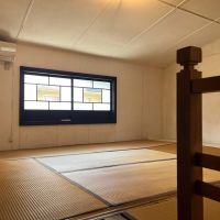 京都市上京区今出川通七本松西入真盛町726の賃貸物件/急な階段を上って2階へ。壁面はベニヤ板を白くペイントされてます。