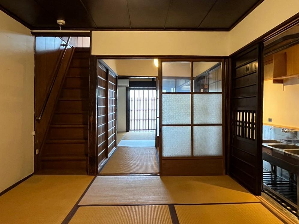 京都市上京区今出川通七本松西入真盛町726の賃貸物件/1階奥から。現状は和室3間、右手の通り庭が厨房。