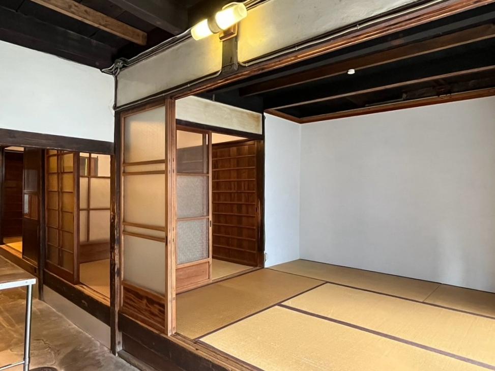京都市上京区今出川通七本松西入真盛町726の賃貸物件/客席はお座敷スタイルで。