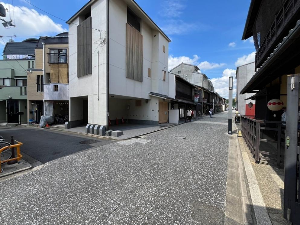 京都市上京区今出川通七本松西入真盛町726の賃貸物件/上七軒通から今出川通に向けて左手の路地を進んだところに本物件