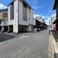 京都市上京区今出川通七本松西入真盛町726の賃貸物件/上七軒通から今出川通に向けて左手の路地を進んだところに本物件