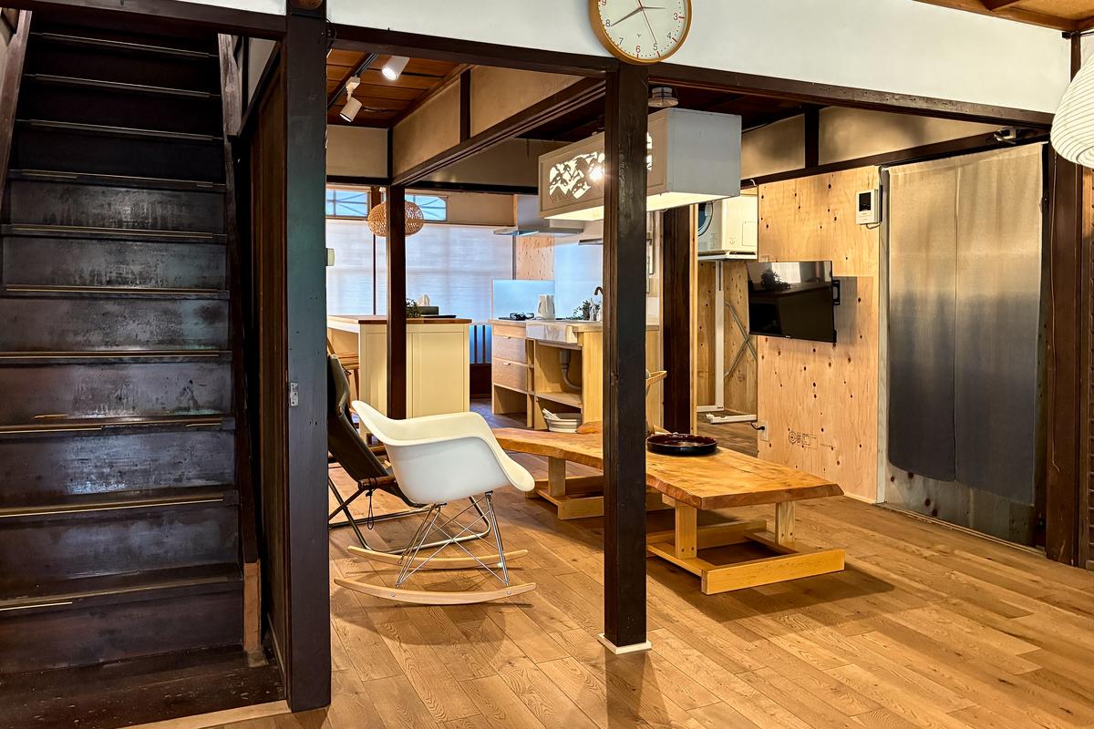 京都市東山区瓦役町514-1の賃貸物件/昔からの柱や階段、建具を残しつつもしっかりと整えられています