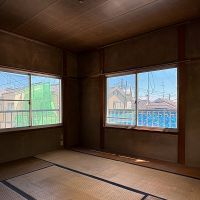 京都市北区衣笠氷室町6-12の賃貸物件/2階｜反対側にも窓があって3面採光。山の麓とはいえ、住宅街の中です
