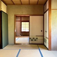京都市北区衣笠氷室町6-12の賃貸物件/1階｜気持ちのいい光が入ります。左手の階段下収納の傷みも激しく、そのままでの使用は難しそう