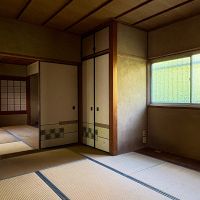 京都市北区衣笠氷室町6-12の賃貸物件/1階｜あちこちに使用された型ガラスの柄が懐かしくて愛らしい