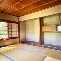 京都市北区衣笠氷室町6-12の賃貸物件/1階｜ここの床はそのままでも利用できそう。畳の上にベニヤ板などを敷いておくだけでも良いかも。