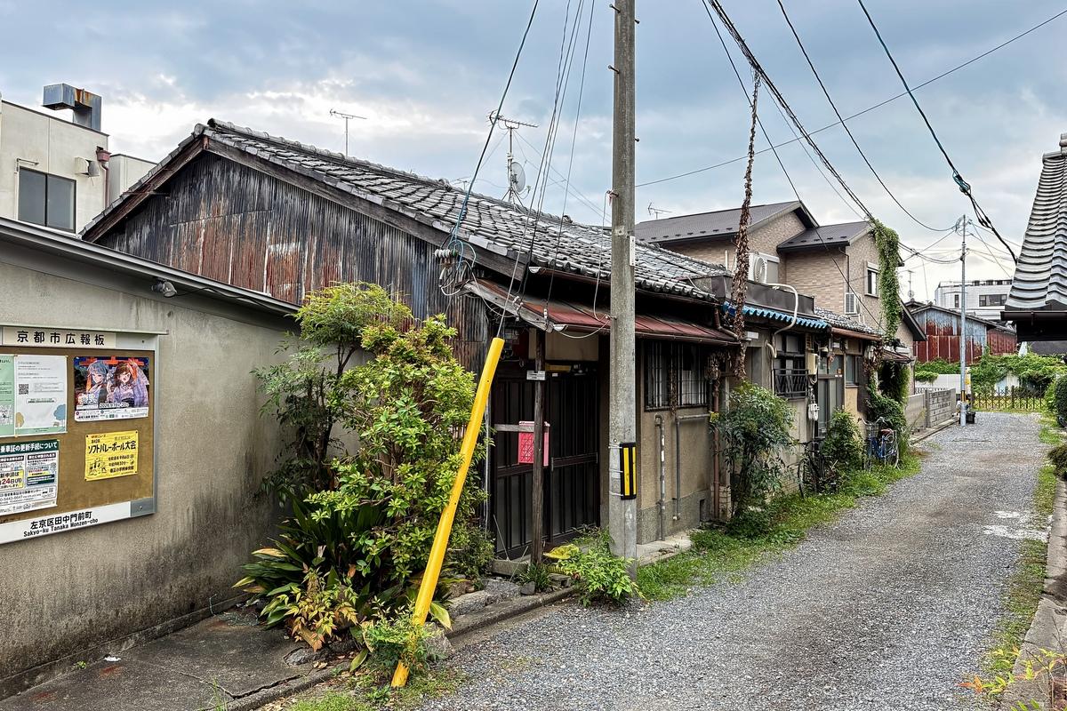 京都市左京区田中門前町18の賃貸物件/大通りから少し入ると現れるどこか懐かしい未舗装の小路。昔ながらの連棟の一角がの物件です