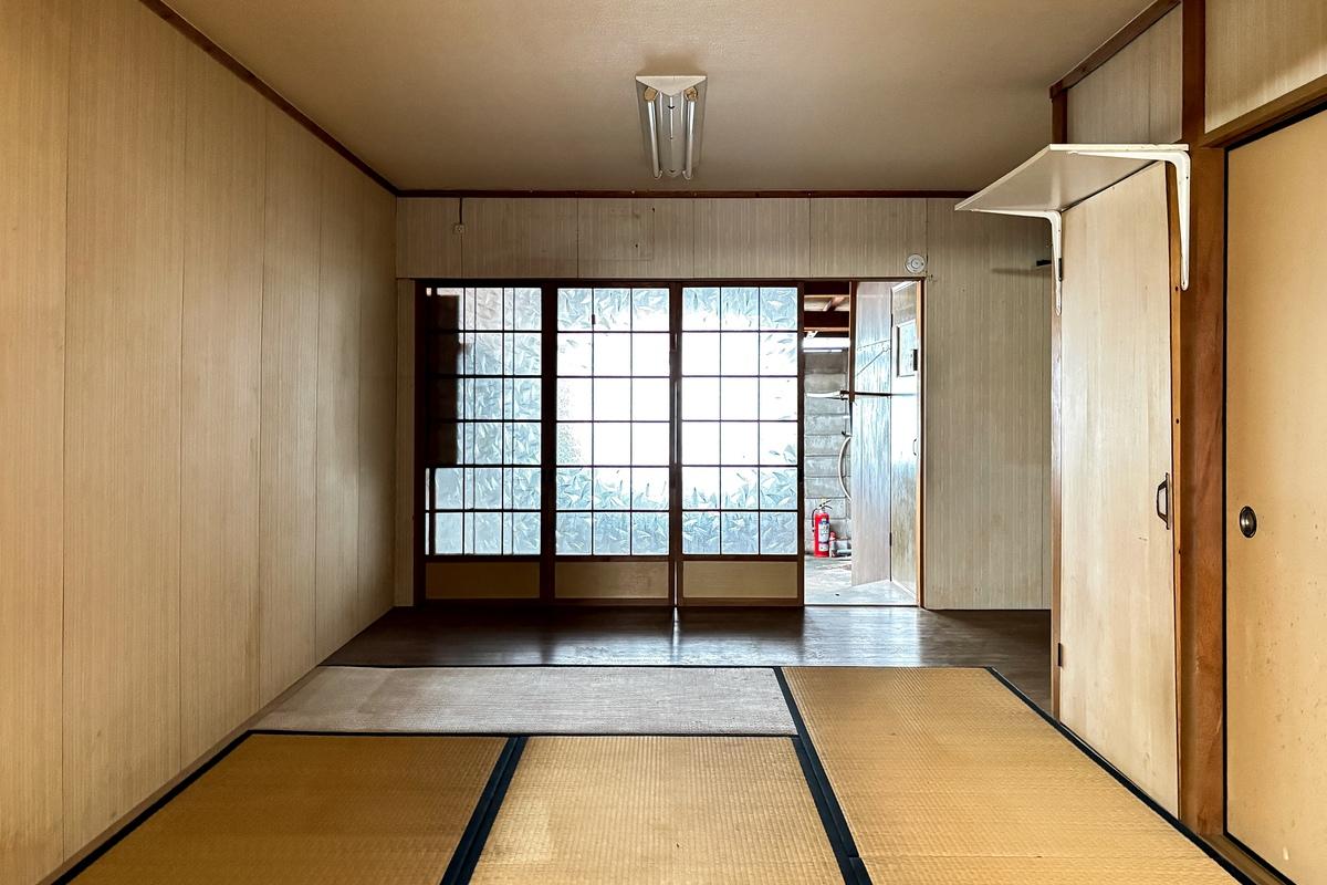 京都市左京区田中門前町18の賃貸物件/続き間になった和室。奥の作業スペースまで一直線につながります