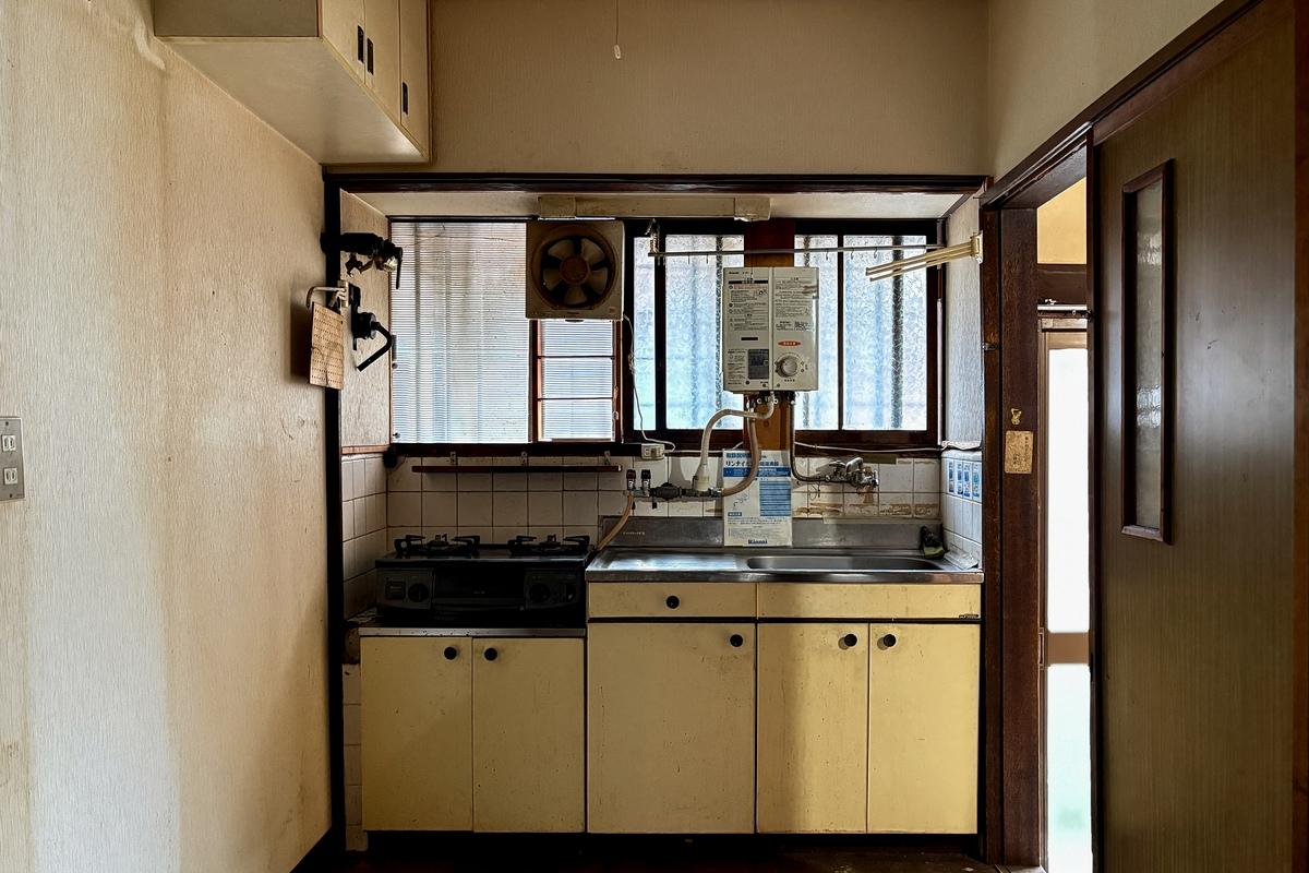 京都市左京区田中門前町18の賃貸物件/キッチンもなかなか年季が入っています。この渋さ、あえて残すのもありかも