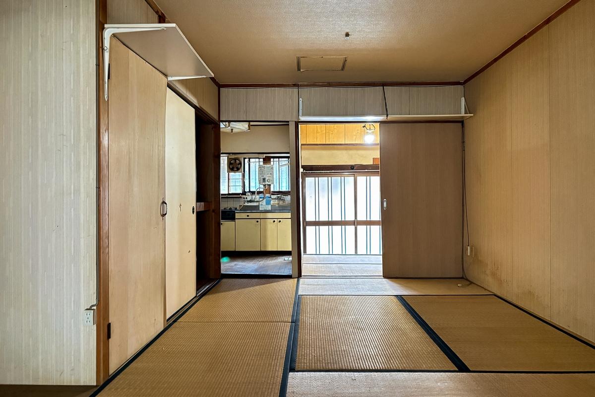 京都市左京区田中門前町18の賃貸物件/キッチンと玄関は隣り合っています。現状は畳敷きですがこのあたりも改装次第で印象が大きく変わりそう