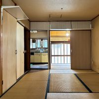 京都市左京区田中門前町18の賃貸物件/キッチンと玄関は隣り合っています。現状は畳敷きですがこのあたりも改装次第で印象が大きく変わりそう