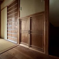 京都市北区紫野十二坊町8-24の賃貸物件/1F |トイレの横桟のある戸と、小ぶりな収納の戸。