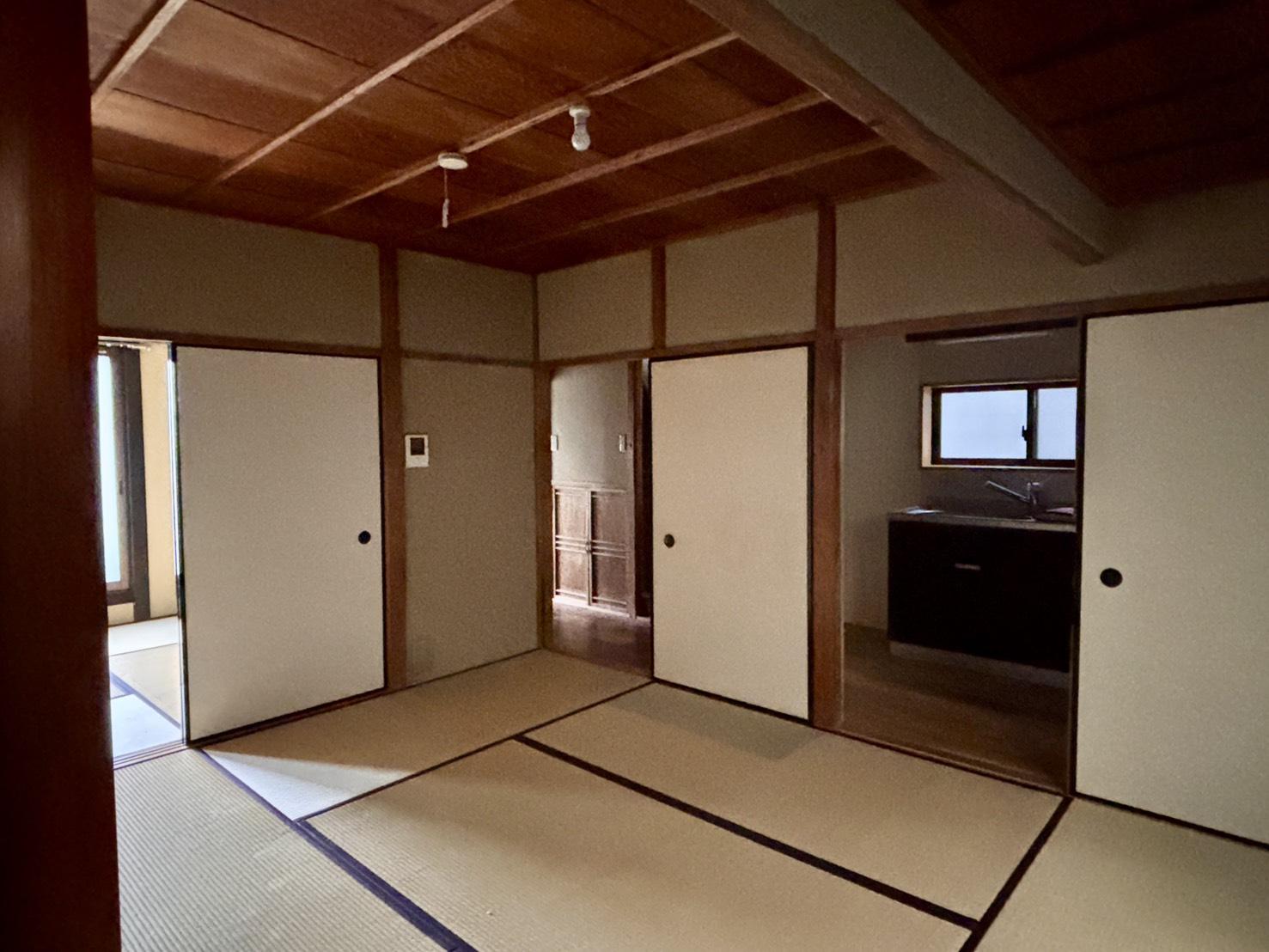 京都市北区紫野十二坊町8-24の賃貸物件/1F |6畳和室、隣の和室と台所につながっています。