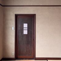 京都市北区紫野十二坊町8-24の賃貸物件/2F |小窓の付いた木の戸と壁の色だけ見ていると、洋室っぽい雰囲気。