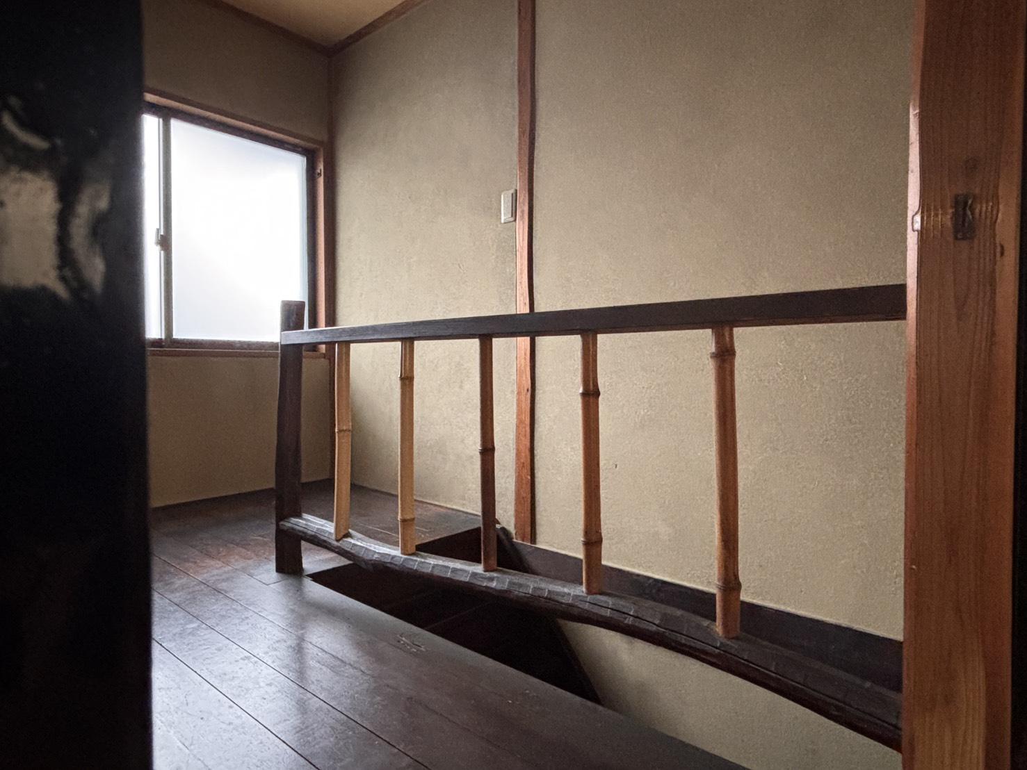 京都市北区紫野十二坊町8-24の賃貸物件/2F |階段を上がったところ。木の手すりにも細かな意匠があります。