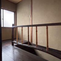 京都市北区紫野十二坊町8-24の賃貸物件/2F |階段を上がったところ。木の手すりにも細かな意匠があります。