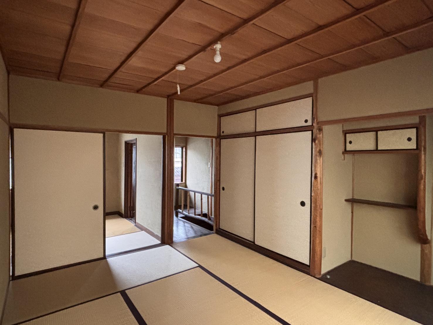 京都市北区紫野十二坊町8-24の賃貸物件/2F |襖を開けると隣の部屋まで見渡せます。