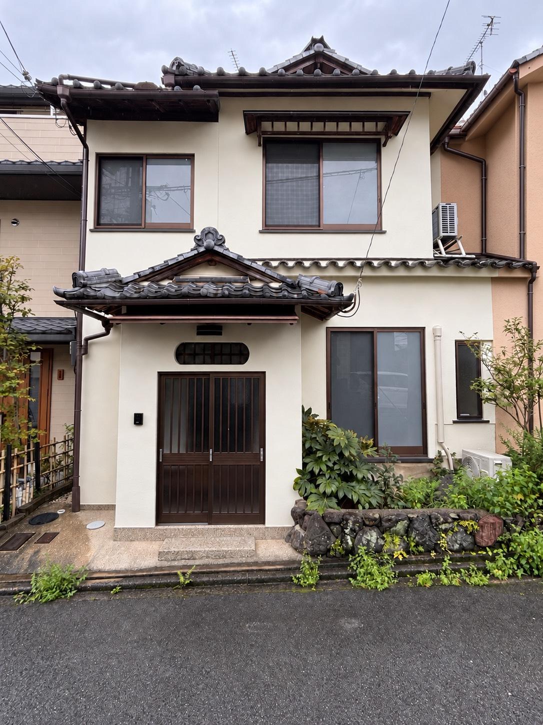 京都市北区紫野十二坊町8-24の賃貸物件/瓦屋根と玄関の庇が印象的な外観。2戸が連なる建物の左側が今回の物件です。