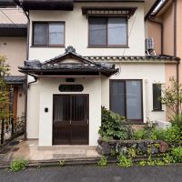 京都市北区紫野十二坊町8-24の賃貸物件/瓦屋根と玄関の庇が印象的な外観。2戸が連なる建物の左側が今回の物件です。
