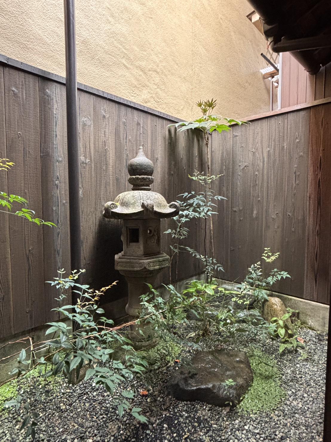 京都市北区紫野十二坊町8-24の賃貸物件/1F |灯籠と植栽が収まる庭。