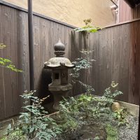 京都市北区紫野十二坊町8-24の賃貸物件/1F |灯籠と植栽が収まる庭。