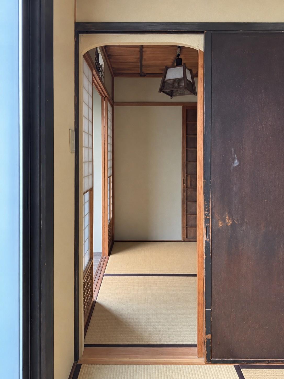 京都市北区紫野十二坊町8-24の賃貸物件/1F |木の戸を開けた先に玄関前の畳の空間が。戸口の上の丸みにも目が留まります。