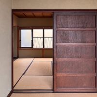 京都市北区紫野十二坊町8-24の賃貸物件/2F |部屋をつなぐ味わい深い色の引き戸。