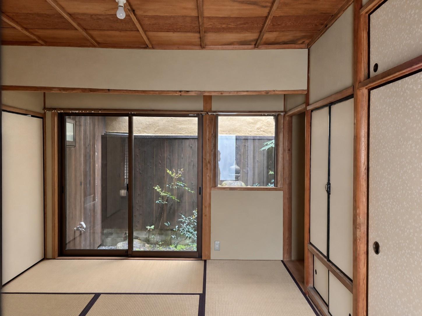 京都市北区紫野十二坊町8-24の賃貸物件/1F |庭に面した和室。畳に座って緑を眺めたくなります。