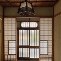 京都市北区紫野十二坊町8-24の賃貸物件/玄関を眺めて。障子の桟の組み方や木の天井、吊り照明にも味わいがあります。