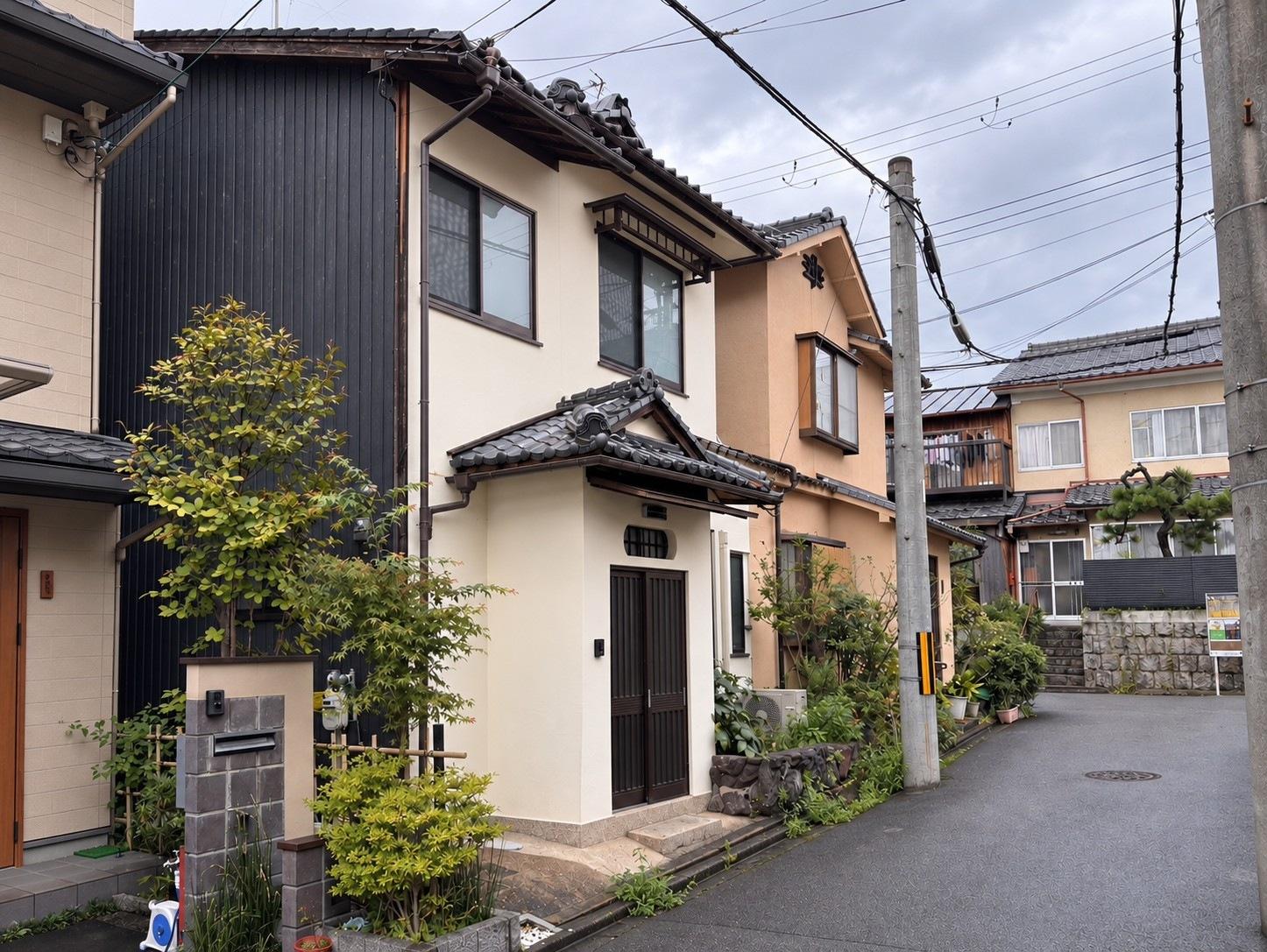 京都市北区紫野十二坊町8-24の賃貸物件/家々が並ぶ住宅地の一角にあります。駐車場はありません。