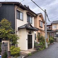 京都市北区紫野十二坊町8-24の賃貸物件/家々が並ぶ住宅地の一角にあります。駐車場はありません。