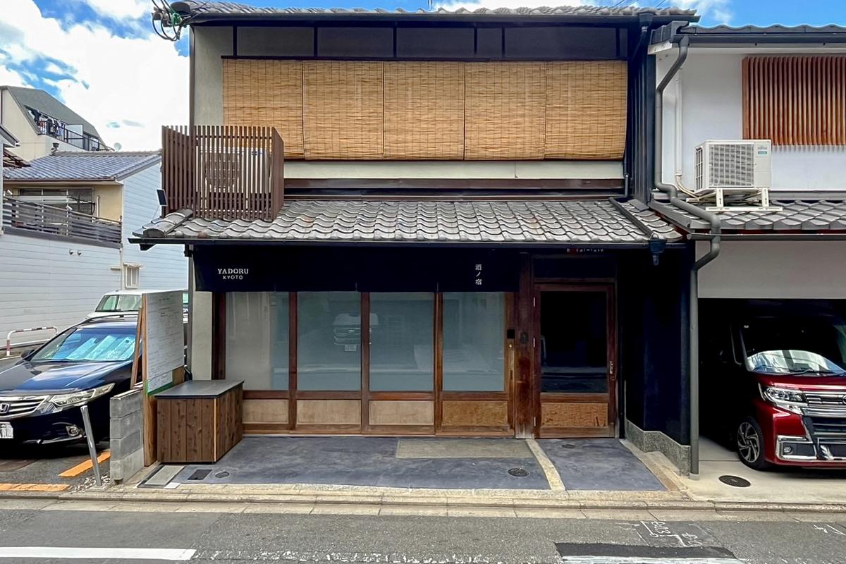 京都市下京区不明門通五条下る二丁目下平野町493の賃貸物件/通りに面した母屋は宿泊施設。その脇にあるトンネル状の通路を抜ければ該当の物件。