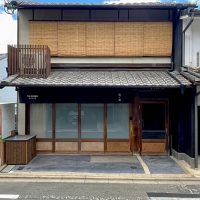 京都市下京区不明門通五条下る二丁目下平野町493の賃貸物件/通りに面した母屋は宿泊施設。その脇にあるトンネル状の通路を抜ければ該当の物件。