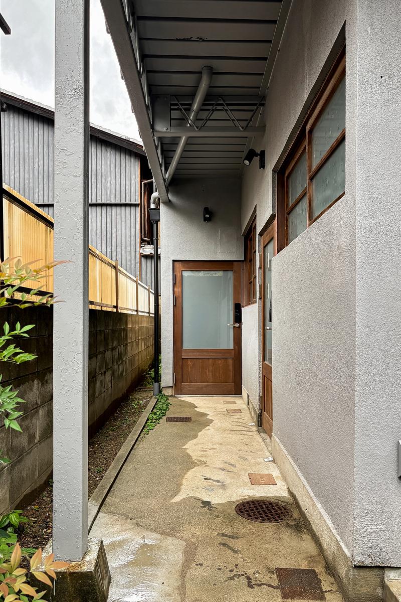 京都市下京区不明門通五条下る二丁目下平野町493の賃貸物件/建物の脇をさらに奥へ。軒下の通路を進んだ正面と右手に今回の区画の入口があります