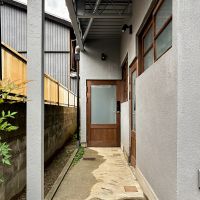 京都市下京区不明門通五条下る二丁目下平野町493の賃貸物件/建物の脇をさらに奥へ。軒下の通路を進んだ正面と右手に今回の区画の入口があります