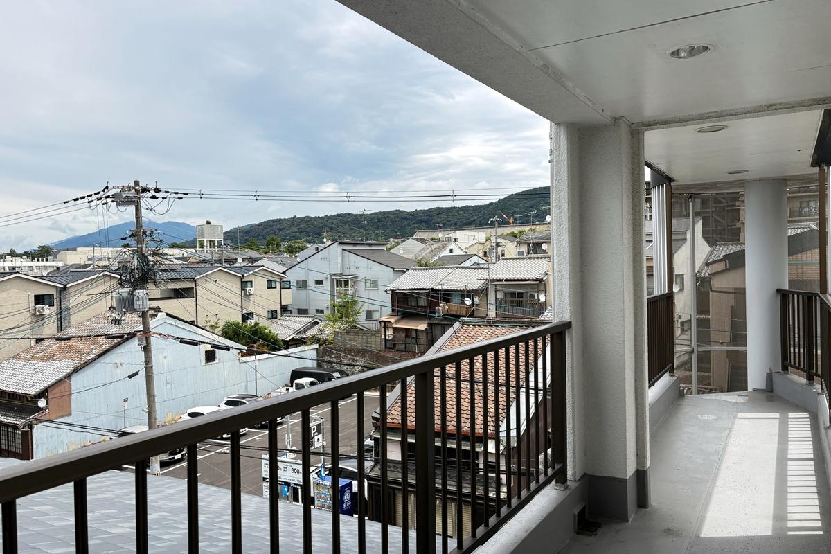 京都市東山区本町8丁目66 の賃貸物件/共用廊下からは周囲の屋根越しに東山の山並みがちらり